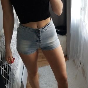 Light high waisted shorts